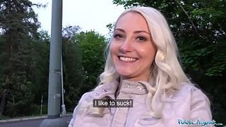 Няшка туристка за деньги пососала под мостом большой хер и приняла его в письку